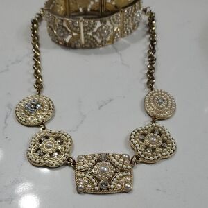Elegant Gold and Pearl Necklace